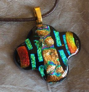 Gör vackra glassmycken på The Creativity House