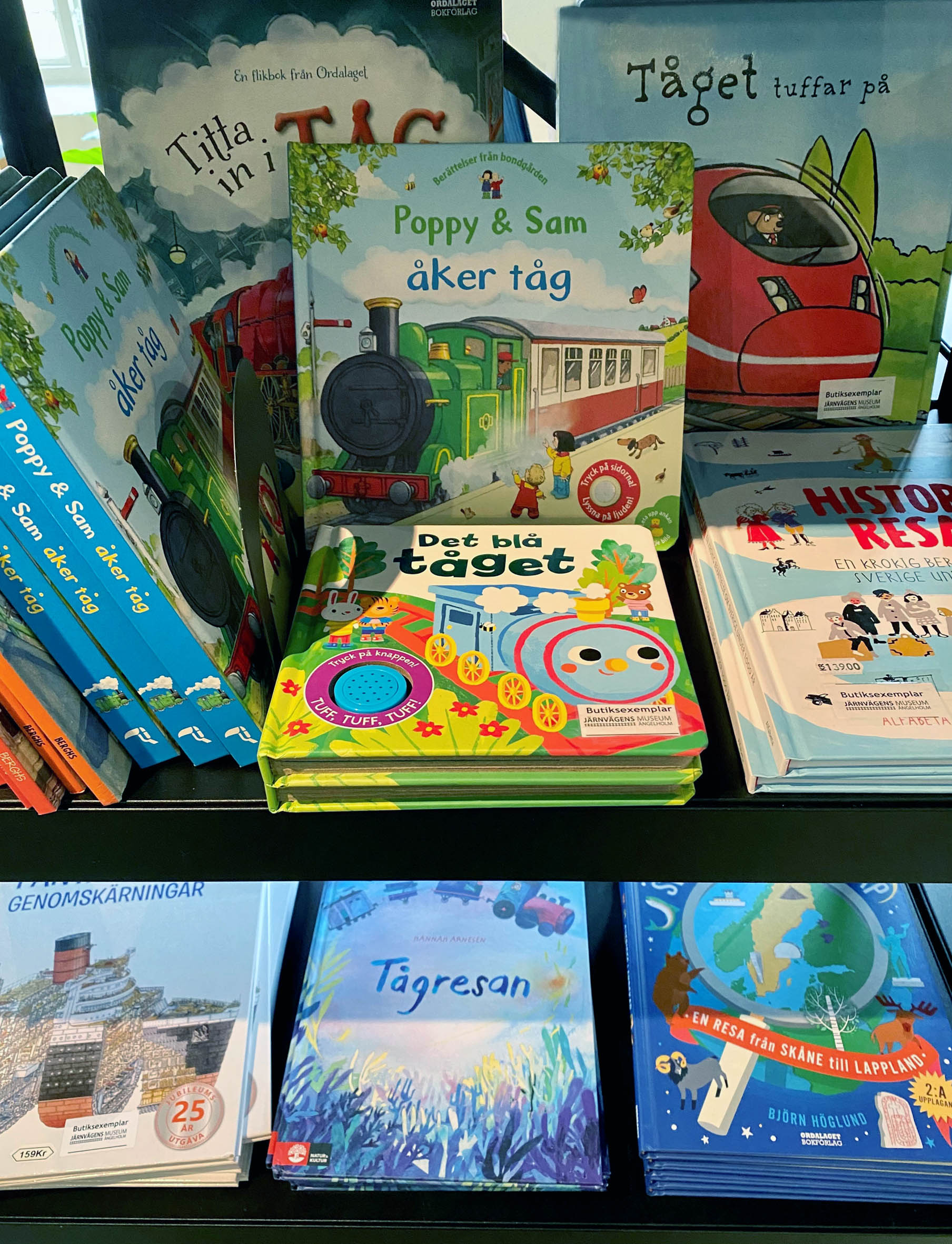 Bocker i butiken foto Jarnvagens Museum