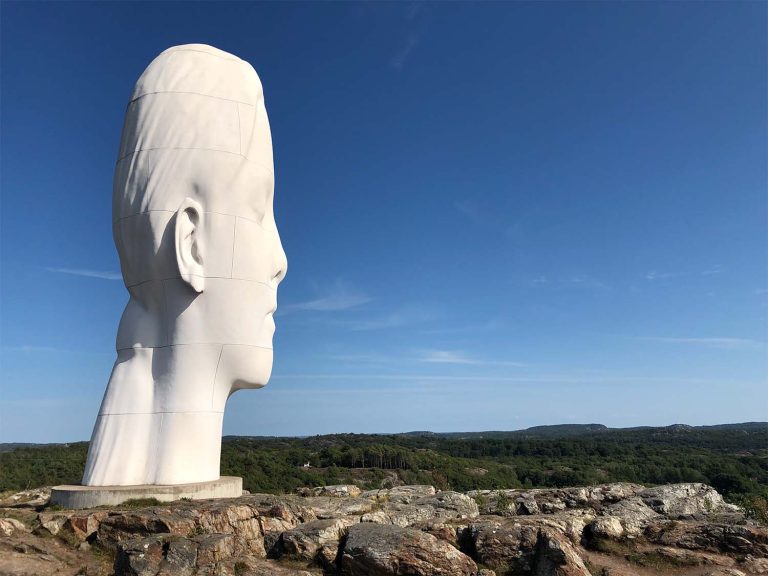 Skulptur på Pilane på Tjörn i Bohuslän Skulptur på Pilane på Tjörn i Bohuslän