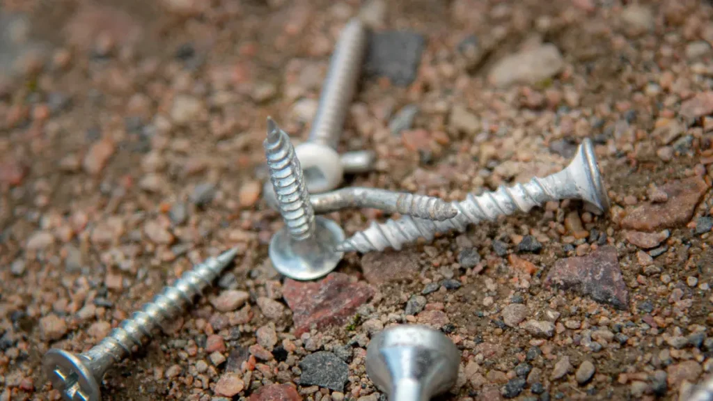 Skruvar på marken