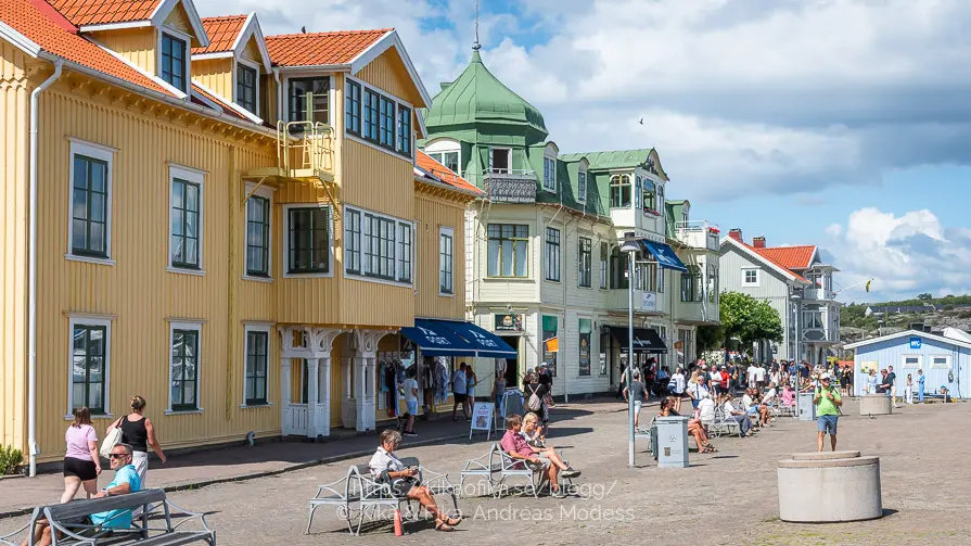 Husen på Marstrand längs hamnen
