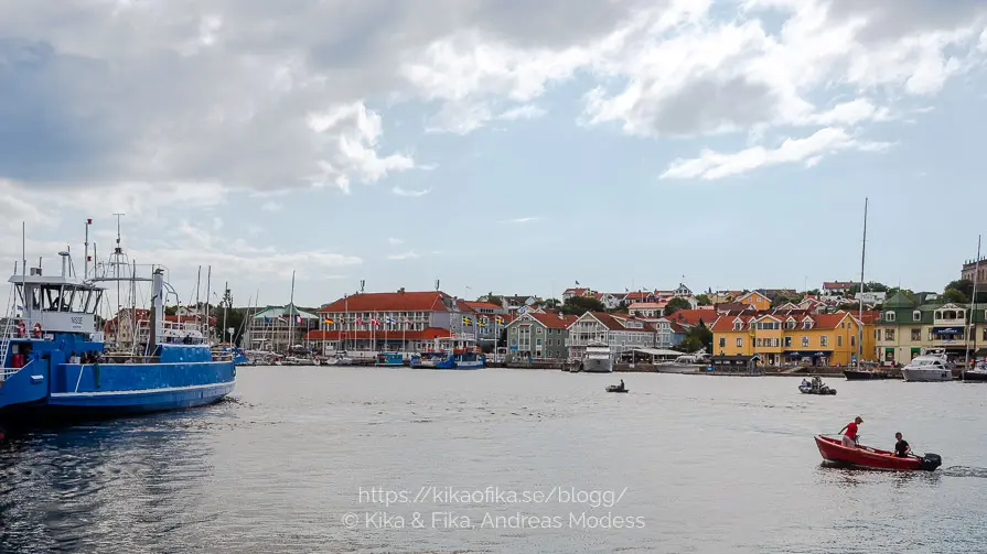 Båten till Marstrand med hus i bakgrunden