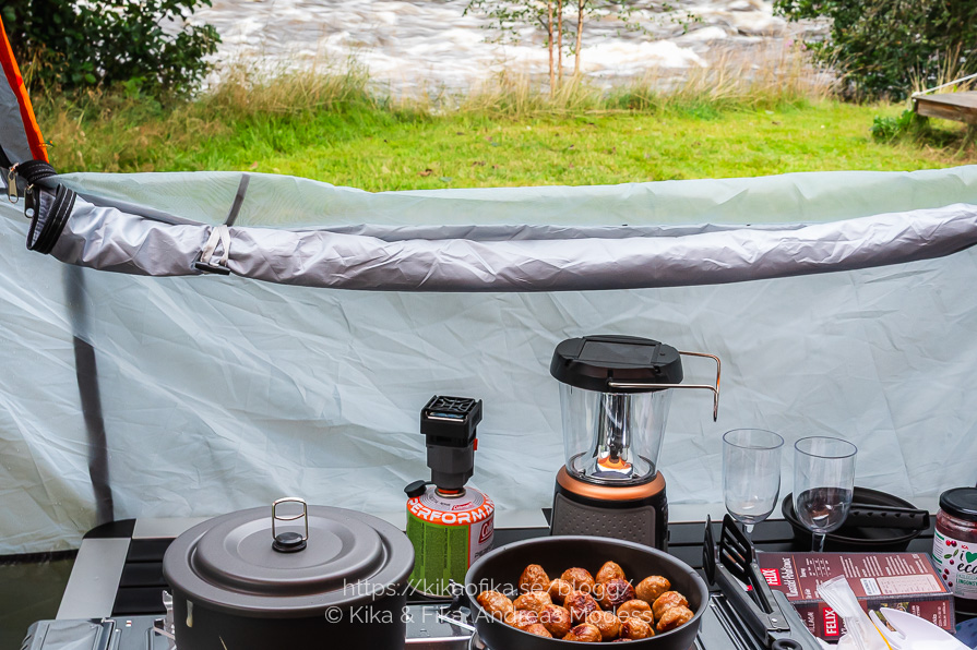 Köttbullar och pulvermos lagas i tält