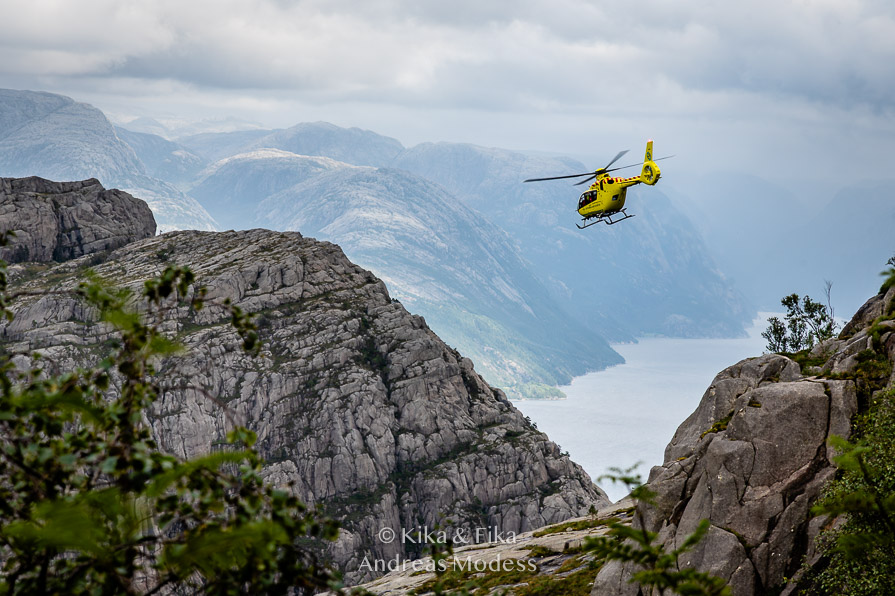 Helikopter landar på Preikestolen